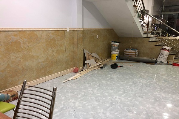 Thi công tấm nhựa ốp chân tường giả đá nhà phố