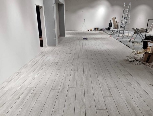 Sàn gạch giả gỗ màu xám được ưa chuộng
