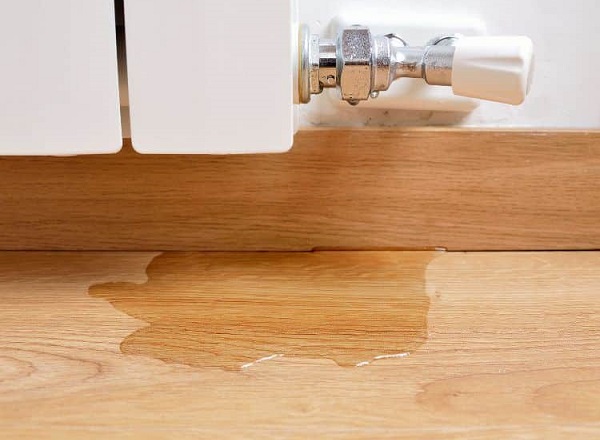 sàn gỗ công nghiệp bị ngấm nước
