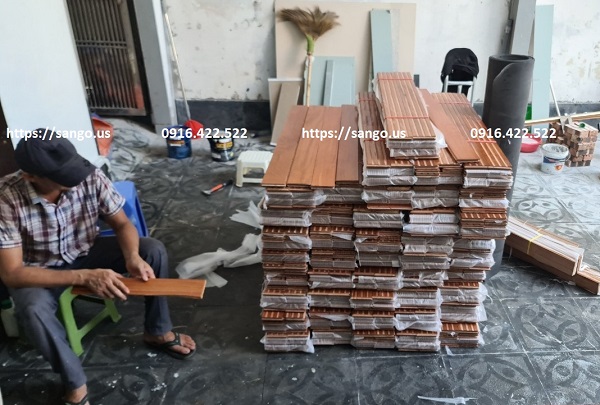 Ván sàn gỗ gõ đỏ tập kết tại công trình