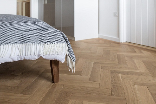 Sàn gỗ màu nâu nhạt lát xương cá phù hợp với người mệnh Thổ