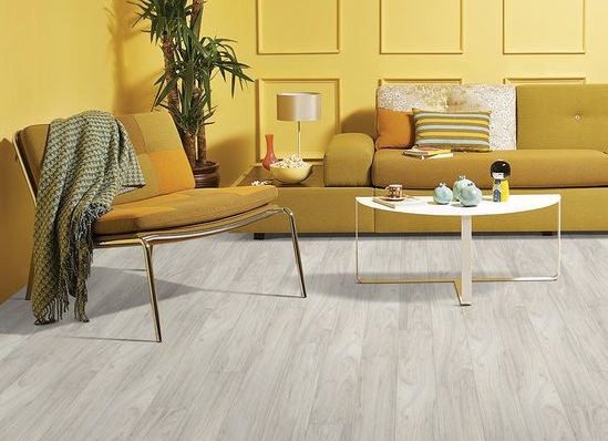 Sàn gỗ màu xám sáng kết hợp nội thất và sơn tường màu vàng