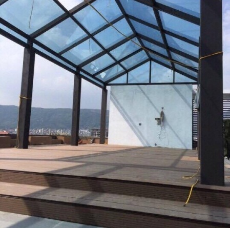 sàn gỗ ngoài trời và giàn hoa gỗ