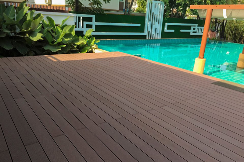 sàn gỗ nhựa bể bơi ngoài trời