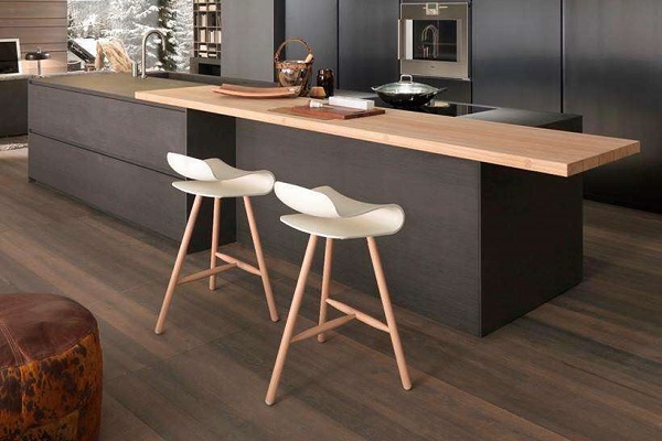 Lát sàn gỗ màu tối phòng bếp