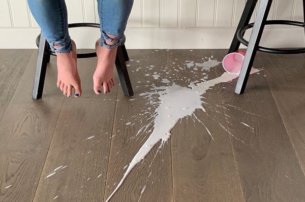 sàn gỗ phòng rộp do đổ nước