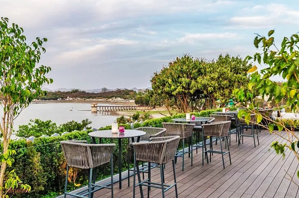 sàn gỗ quán cafe ngoài trời
