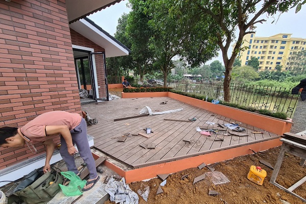 sàn gỗ sân vườn biệt thự vinhomes