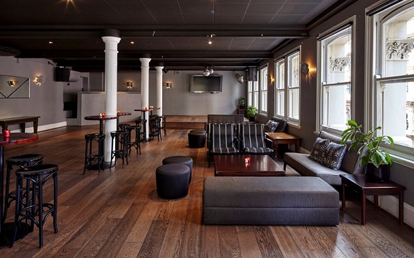 lát sàn gỗ xương cá quán cafe