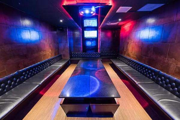 sàn nhựa vân gỗ quán Karaoke