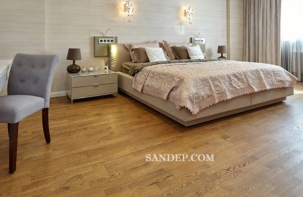 Sàn gỗ nâu vàng với vân mịn