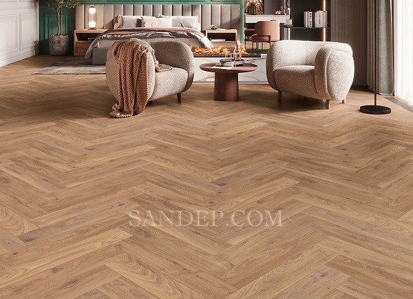 Lấy cảm hứng từ nghệ thuật lát sàn châu Âu cổ điển, sàn gỗ xương cá Jawa Cốt xanh là sự kết hợp hoàn hảo giữa kỹ thuật chế tác hiện đại và thẩm mỹ hiện đại tinh tế. Sản phẩm không chỉ là vật liệu lát sàn, mà còn là yếu tố tạo nên linh hồn cho không gian sống – khác biệt, nhưng sang trọng, hài hòa. Ván sàn gỗ xương cá Jawa sử dụng cốt gỗ HDF xanh nhập khẩu Indonesia có tỉ trọng cao giúp sàn bền vững với thời gian, chịu ẩm tốt, thi công linh hoạt, dễ dàng kết hợp với nhiều phong cách nội thất. Nếu bạn đang tìm kiếm một giải pháp sàn gỗ xương cá giá rẻ vừa đẳng cấp, vừa thực tế cho điều kiện khí hậu Việt Nam – Jawa Cốt xanh chính là sự lựa chọn vượt trội. Thông tin kỹ thuật Sàn gỗ xương cá Jawa - Mã màu: 151, 152, 153, 162, 163, 164, 166, 168 - Kích thước tấm: 604 x 94 x 12mm - Quy cách đóng hộp: 36 tấm/hộp, tương đương 2,0439 m² - Bề mặt: Sần vân gỗ tự nhiên, tạo cảm giác chân thực và sang trọng - Cốt gỗ: HDF lõi xanh cao cấp, nhập khẩu từ Indonesia - Xuất xứ: Sản xuất tại Việt Ưu điểm Sàn gỗ xương cá cốt xanh Jawa Thi công kiểu xương cá sang trọng Sàn gỗ công nghiệp Jawa cao cấp được thiết kế để lắp đặt theo kiểu xương cá cổ điển – một xu hướng đang được ưa chuộng tại các công trình cao cấp, từ căn hộ hiện đại đến biệt thự sang trọng. Cách lát này tạo nên hiệu ứng thị giác mạnh mẽ, giúp không gian rộng hơn, có chiều sâu và mang đậm dấu ấn cá nhân. Cốt gỗ HDF xanh nhập khẩu Indonesia Jawa sử dụng lõi HDF xanh được nhập khẩu từ Indonesia, có tỉ trọng cao tới 850 kg/m³ – giúp sàn gỗ Jawa có độ cứng chắc, bền bỉ, hạn chế cong vênh, co ngót trong quá trình sử dụng. Khi ngâm trong nước ở điều kiện tiêu chuẩn 24h, độ trương nở chỉ khoảng 8%, cho thấy khả năng kháng ẩm vượt trội so với các loại cốt thông thường. Đây là lựa chọn lý tưởng cho khí hậu nóng ẩm tại Việt Nam, đặc biệt phù hợp với sàn tầng trệt hoặc khu vực gần bếp, ban công. Bề mặt sần vân gỗ Bề mặt được dập sần với lớp phủ chống trầy đạt tiêu chuẩn AC4, vừa tạo cảm giác chân thật như gỗ tự nhiên, vừa tăng độ bám, hạn chế trơn trượt – đặc biệt an toàn cho trẻ nhỏ và người cao tuổi. Màu sắc phong phú, dễ phối hợp nội thất Với 8 mã màu (151, 152, 153, 162, 163, 164, 166, 168), sàn gỗ Jawa xương cá mang đến nhiều sự lựa chọn phù hợp với nhiều phong cách thiết kế – từ hiện đại tối giản đến cổ điển sang trọng. Độ an toàn cao, thân thiện môi trường Jawa cao cấp đạt tiêu chuẩn khí thải E1 – đảm bảo nồng độ Formaldehyde cực thấp, an toàn với sức khỏe người dùng. Lớp cốt không chứa chất độc hại, không mùi khó chịu, phù hợp cho mọi không gian sinh hoạt, kể cả phòng trẻ em. Báo giá sàn gỗ xương cá Jawa cốt xanh Tên sản phẩm Mã màu Kích thước (mm) Đóng gói Đơn giá (VNĐ/m²) Sàn gỗ xương cá Jawa Cốt xanh 151, 152, 153, 162, 163, 164, 166, 168 604 x 94 x 12 36 tấm/hộp = 2,0439 m² 450.000 VNĐ Lưu ý: - Giá đã bao gồm thuế VAT 10%, chưa bao gồm chi phí vận chuyển và thi công. - Vui lòng liên hệ trực tiếp để nhận báo giá chiết khấu cho đơn hàng số lượng lớn hoặc công trình. - Có sẵn mẫu thực tế và tư vấn chọn màu theo phong cách nội thất. Ứng dụng Sàn gỗ Jawa xương cá cốt xanh thích hợp sử dụng trong: - Căn hộ cao cấp, biệt thự, nhà phố - Văn phòng làm việc theo phong cách hiện đại - Showroom trưng bày sản phẩm, phòng trưng bày nghệ thuật - Khách sạn, nhà hàng, resort cao cấp Lý tưởng để lát nền phòng khách, phòng ngủ, hành lang, phòng làm việc hoặc không gian sinh hoạt chung có yêu cầu cao về tính thẩm mỹ và độ bền. Mua sàn gỗ Jawa xương cá cốt xanh ở đâu? Công ty CP Sàn Đẹp là một trong những đơn vị hàng đầu tại Việt Nam chuyên cung cấp và thi công các loại sàn gỗ công nghiệp cao cấp, đặc biệt là dòng sàn gỗ xương cá Jawa Cốt xanh chính hãng. Với hơn 10 năm kinh nghiệm trong lĩnh vực sàn gỗ, Sàn Đẹp luôn cam kết mang đến: - Sản phẩm chính hãng, đầy đủ chứng nhận nguồn gốc và tiêu chuẩn chất lượng. - Đội ngũ tư vấn và kỹ thuật chuyên nghiệp, khảo sát tận nơi, thi công chuẩn kỹ thuật xương cá. - Giá cả cạnh tranh, chiết khấu tốt cho đại lý, công trình và khách hàng số lượng lớn. - Bảo hành chính hãng 15 năm, hỗ trợ kỹ thuật nhanh chóng trong suốt quá trình sử dụng. Thông tin liên hệ Sàn Đẹp - Showroom chính: 339 Hoàng Quốc Việt, Cầu Giấy, Hà Nội - Kho hàng: 38 Đại Từ, Hoàng Mai, Hà Nội - Hotline/Zalo: 0916 422 522 - Website: www.sandep.com.vn - Email: sandep.jsc@gmail.com