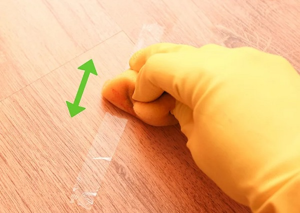 tẩy băng dính trên sàn gỗ