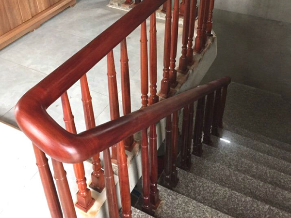 tay vịn cầu thang gỗ nghiến