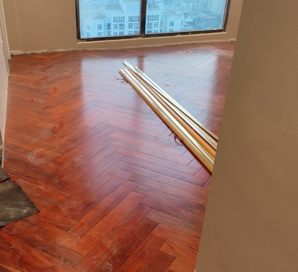 thi công sàn gỗ xương cá căm xe