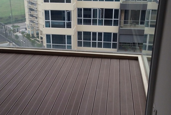 Thi công sàn gỗ nhựa ban công đẹp