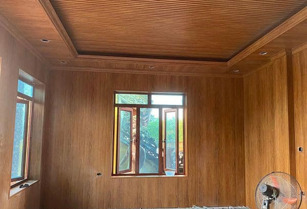 Mẫu 1: Trần nhựa giật cấp lam sóng vân gỗ