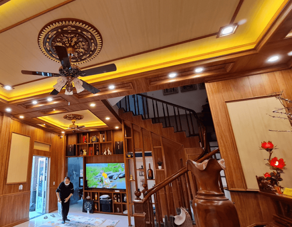 trần nhựa giật cấp phòng khách giả gỗ
