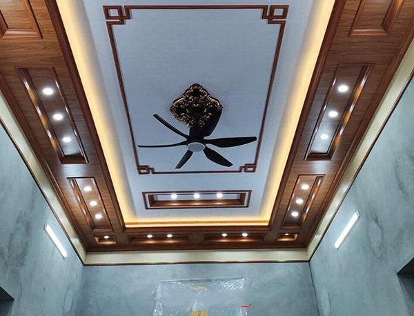 trần nhựa giật cấp phòng khách giá rẻ