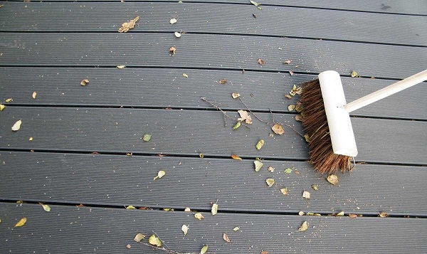 vệ sinh sàn gỗ ngoài trời