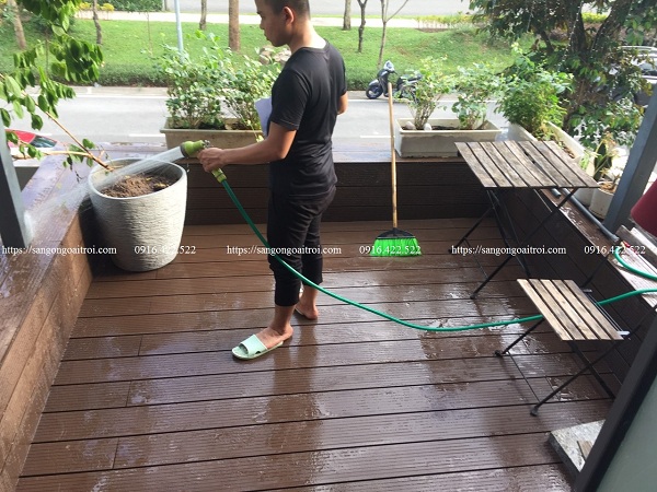vệ sinh sàn gỗ sân thượng