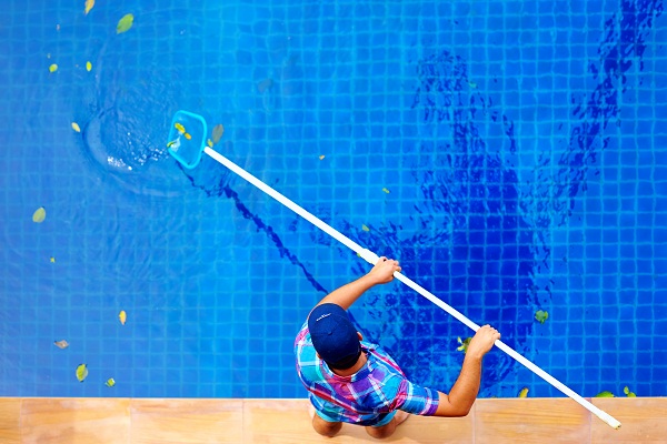 vớt rác bể bơi