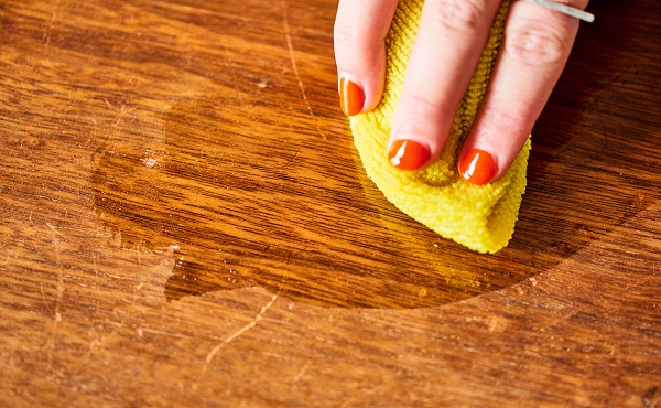 xóa vết xước trên sàn gỗ bằng dầu oliu